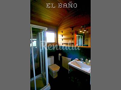 Tiene ducha y agua caliente. Casa Baño Lugo Trabada Casa