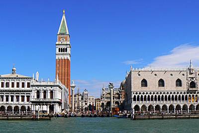 Navegando vacaciones en la laguna de Venecia. Venecia