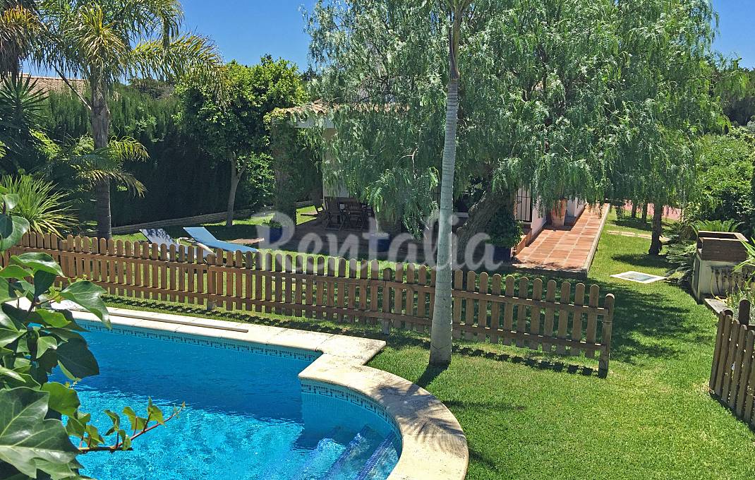 Villa con piscina privada cerca de la playa. Wifi Cádiz