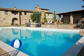 8 appartamenti in affitto con piscina