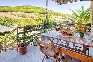 Cottage con terrazza e vista della campagna